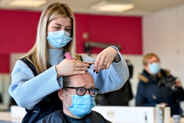 Une circulation élevée du virus chez les coiffeurs et dans l'enseignement?