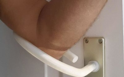 A l'ère du covid, on se sert des coudes… pour ouvrir les portes