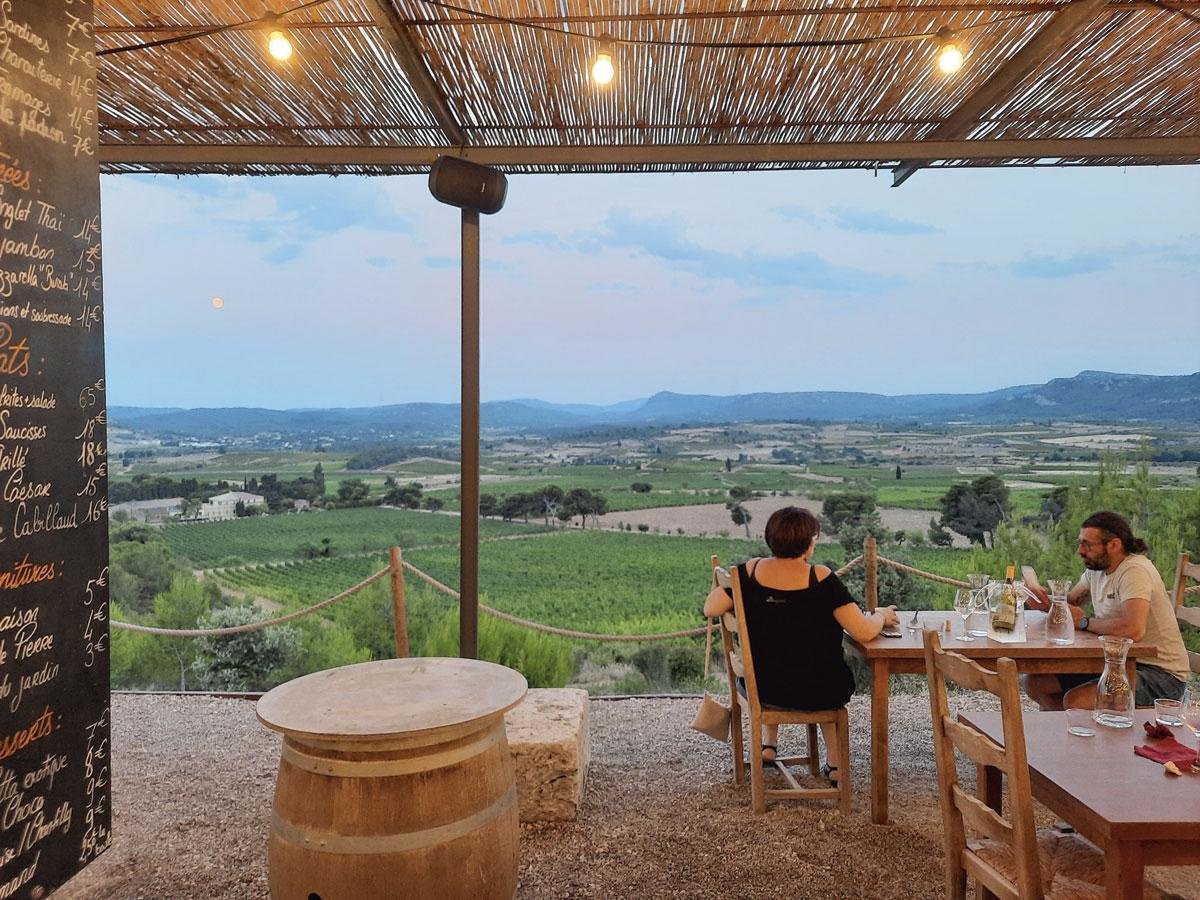 La Touketa offre une vue magnifique sur le terroir des Corbières., XB