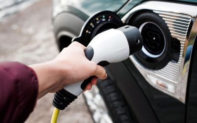 Les voitures hybrides rechargeables sont “une arnaque aux normes CO2 et aux consommateurs!”