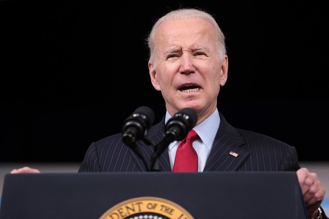 Biden à l'offensive pour faire baisser le pétrole et remonter sa cote auprès des Américains