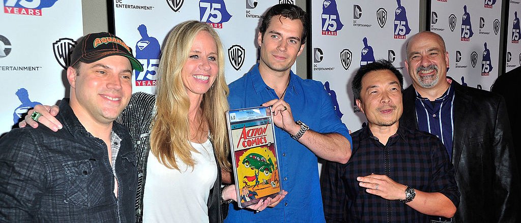 Henry Cavill, le dernier acteur à avoir enfilé le costume de Superman, tient entre ses mains l'Action Comics #1 prêté par le leader des White Stripes, Jack White, dans le cadre de l'hommage rendu aux 75 ans du personnage de Superman., Getty image