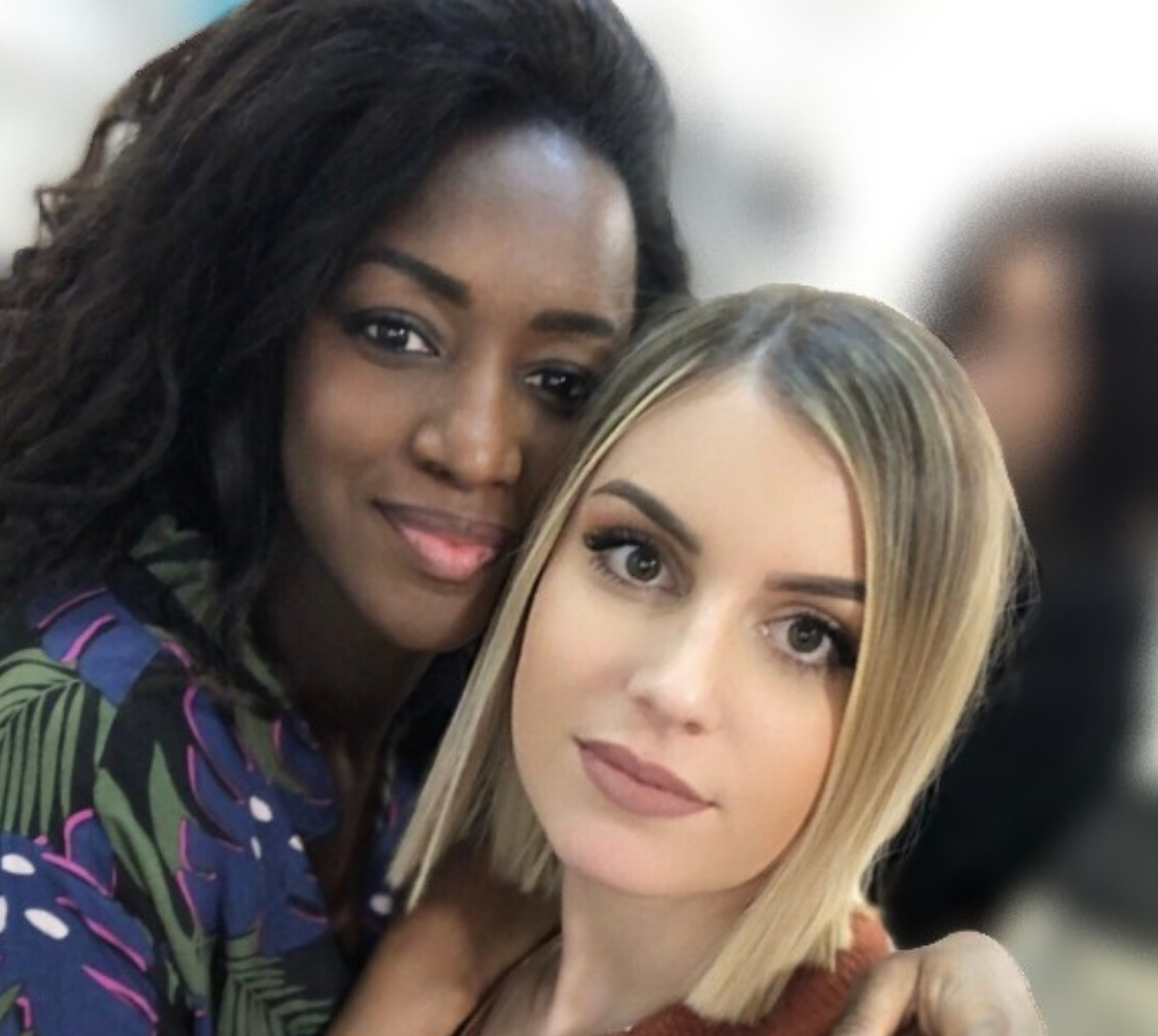 Laura (à droite) avec Hapsatou Sy, Laura Barbier