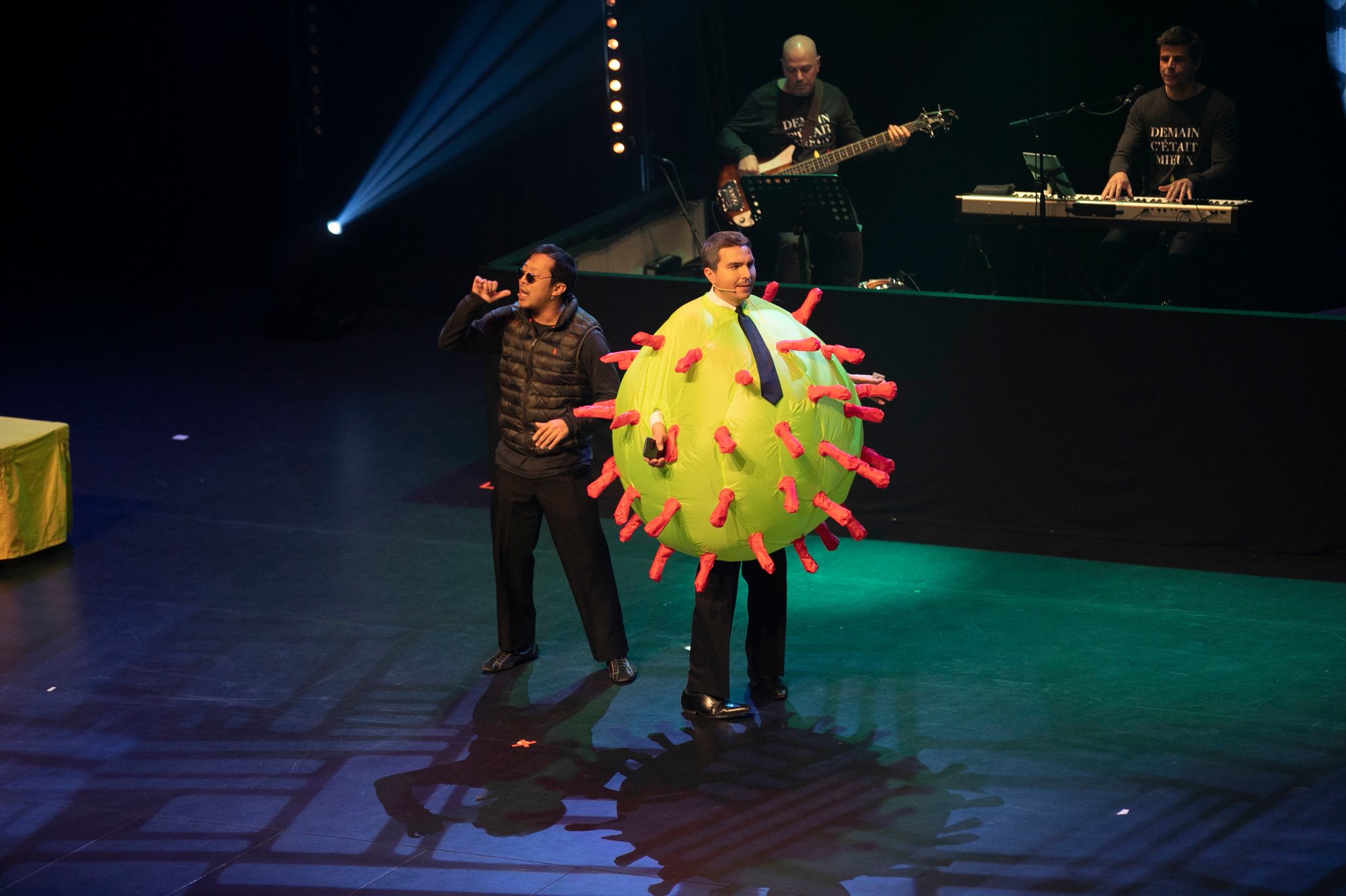 Mesures sanitaires ou pas, le virus s'est logiquement invité à la Revue du Centre culturel d'Auderghem, belga