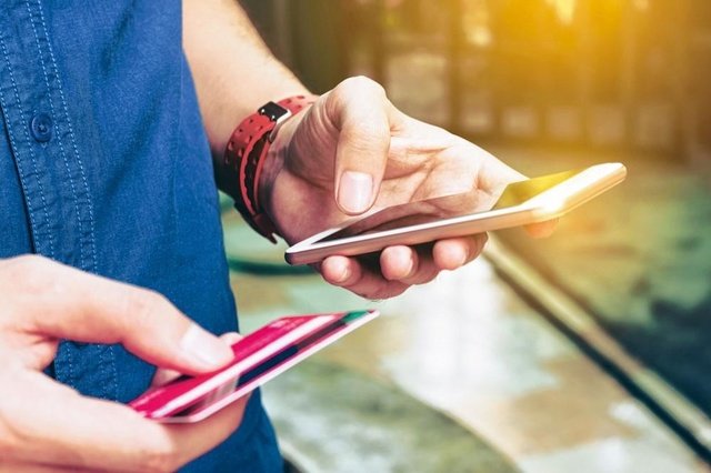 Nouveau record historique de paiements électroniques et mobiles en 2021
