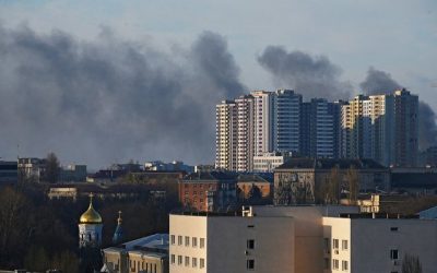 EN DIRECT: Kiev tente de résister aux Russes, coups de feu à proximité du gouvernement