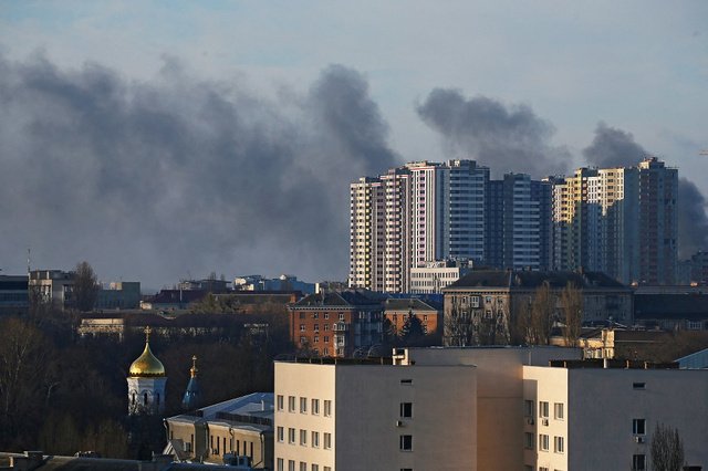 EN DIRECT: Kiev tente de résister aux Russes, coups de feu à proximité du gouvernement