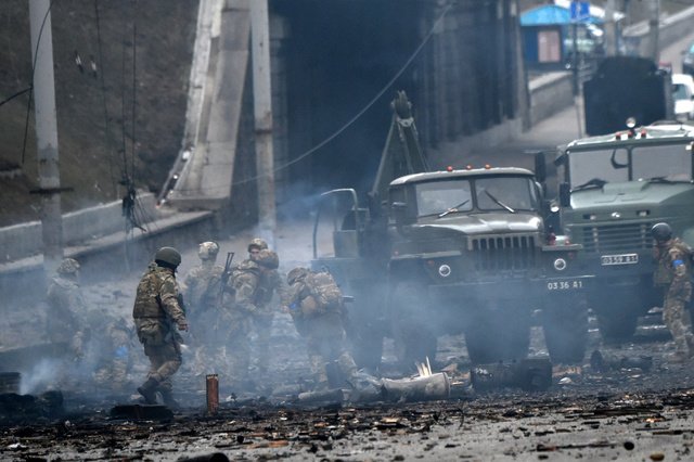 EN DIRECT: Kiev se bat pour éviter de tomber aux mains des Russes