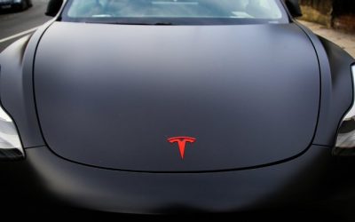 Tesla rappelle près de 54.000 véhicules susceptibles de ne pas s'arrêter aux “Stop”