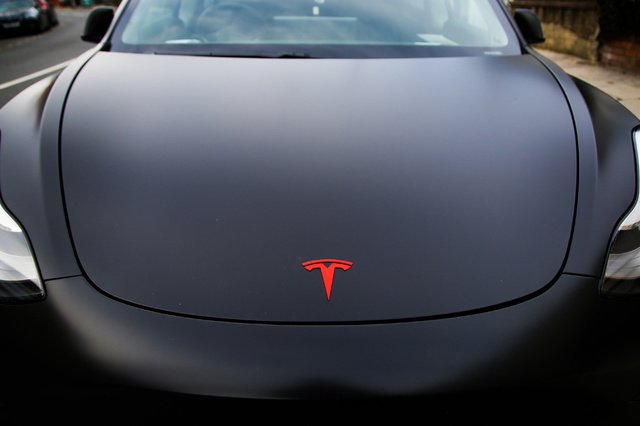 Tesla rappelle près de 54.000 véhicules susceptibles de ne pas s'arrêter aux “Stop”