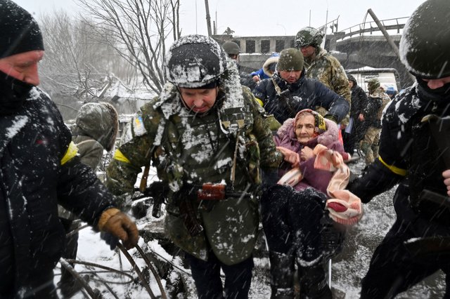 EN DIRECT | Des milliers d'Ukrainiens tentent de quitter les zones bombardées