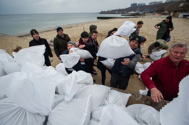 EN DIRECT |Les Russes se préparent à bombarder le port ukrainien d'Odessa